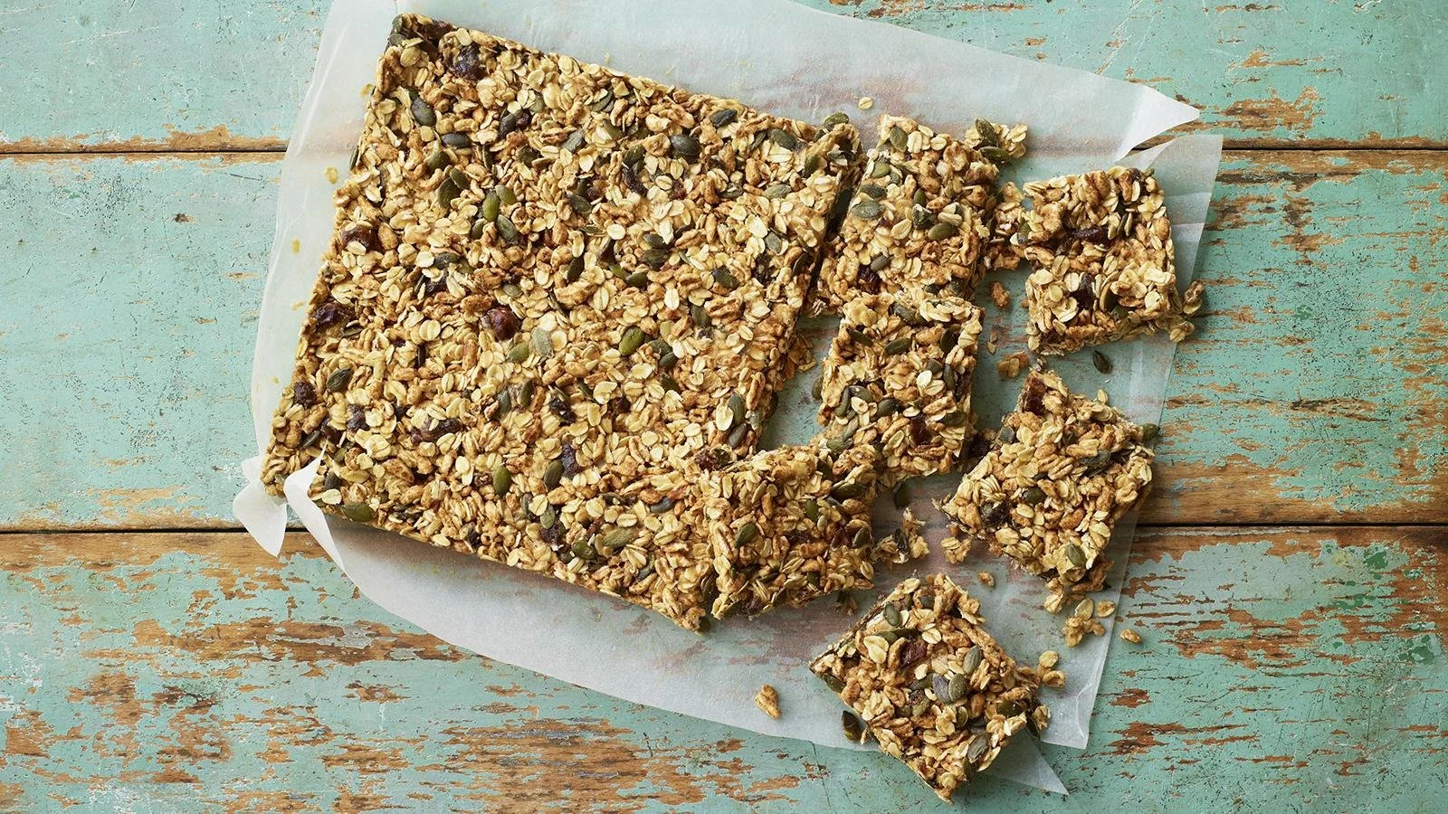 Delicious no-bake fruity oat bars with oats and mixed fruit topping