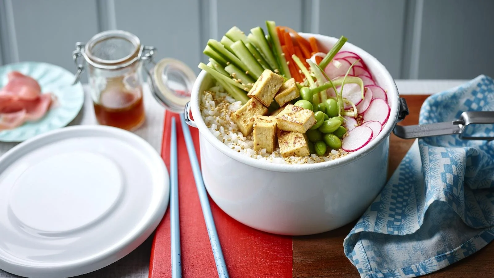 Tofu sushi bowl with fresh vegetables and sauce